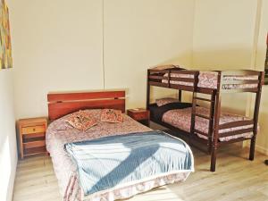 瓦尔帕莱索La Casa Piola的一间卧室配有两张双层床。