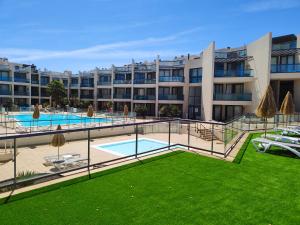 科蒂略BRUNO'S HOME的享有带游泳池的公寓大楼的景色