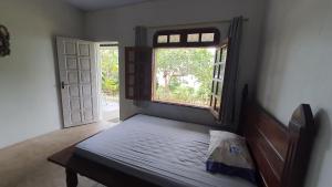 马瑙斯VARANDA DO RIO NEGRO的一间卧室设有床、窗户和门