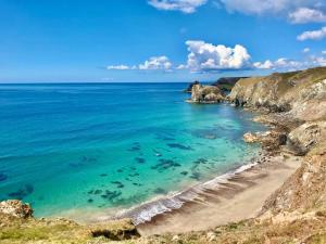 赫尔斯顿Cornish Caravan on The Lizard Peninsula, Cornwall.的享有海滩和大海的空中景致