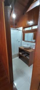 奥克萨潘帕Chontaqui Eco-Lodge的一间带水槽和淋浴的浴室