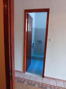 帕莱欧卡斯提撒LITHERI-Studios&Apartment的浴室设有镜子和淋浴