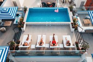 威廉斯塔德Elements Hotel & Shops Curaçao的躺在游泳池椅子上的人的头顶景色