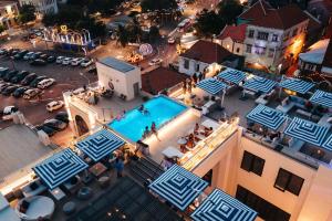 威廉斯塔德Elements Hotel & Shops Curaçao的享有大楼游泳池的顶部景致