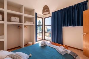 ChiatriHoliday Prato Verde的一间卧室设有蓝色的床和窗户。
