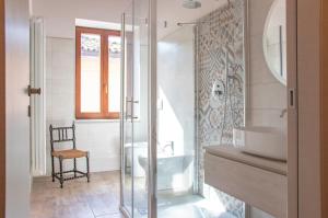弗麦可Mahthildis Agriturismo B&B的一间带玻璃淋浴和水槽的浴室