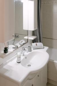 帕特雷The Art Suite的浴室设有白色水槽和镜子