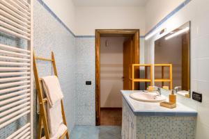 ChiatriHoliday Prato Verde的一间带水槽和镜子的浴室