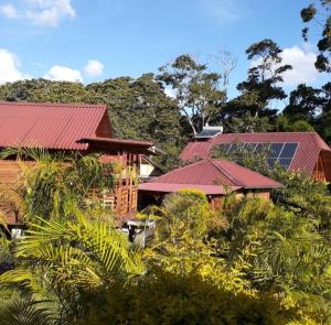 奥克萨潘帕Chontaqui Eco-Lodge的一群有红色屋顶和树木的房屋