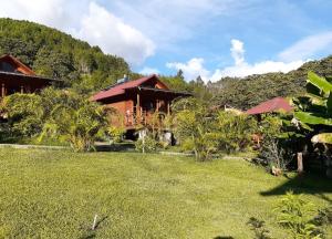奥克萨潘帕Chontaqui Eco-Lodge的前面有草地的房屋