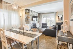 福恩吉罗拉Villa in Fuengirola Center NEW SALT WATER POOL的客厅配有白色桌子和沙发