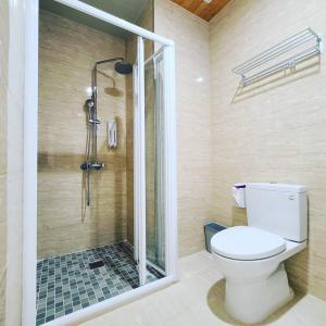 宜兰市妃民宿的一间带卫生间和玻璃淋浴间的浴室