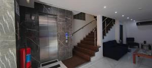 科隆La Cubana Hotel & Suites的大堂设有楼梯和一扇带手提箱的门