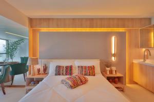 累西腓HY Apartments & Hotels的卧室配有白色的床和两个枕头