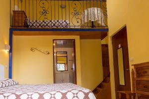 NaolincoHotel del Parque Naolinco的一间设有床铺的客房和一个阳台