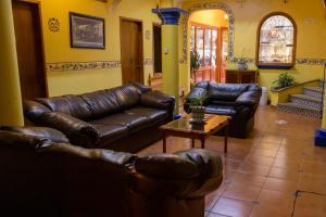 NaolincoHotel del Parque Naolinco的客厅配有真皮沙发和茶几