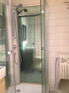 韦姆达伦Mysig liten stuga i Vemdalen的浴室里设有玻璃门淋浴