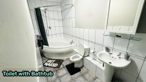 法夫Two Bedroom Entire Flat, Luxury but Affordable Next to M90的一间带卫生间和水槽的浴室