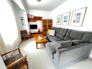 加拉奇科Casa Lucy的客厅配有沙发和桌子