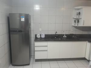 若昂佩索阿Casa no Bessa的厨房配有冰箱和水槽