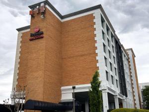 洛克维尔Best Western Premier Rockville Hotel & Suites的建筑的侧面有标志