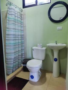别霍港Casa Black Chaini的一间带卫生间和水槽的浴室