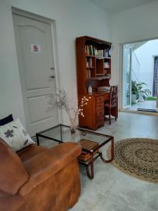 罗萨里奥港Casa Alba 2的客厅配有沙发和桌子