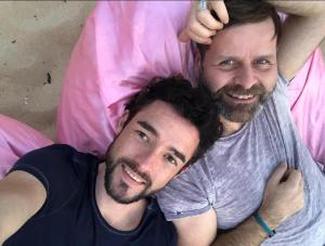 蒙彼利埃尚布赫波蒂黛耶苏里尔酒店的两个人躺在粉红色的床里