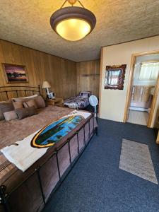 格伦纳伦Tolsona Lake Lodge的一间卧室,卧室内配有一张大床