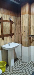 埃拉Barn Hills的一间带白色水槽和木墙的浴室