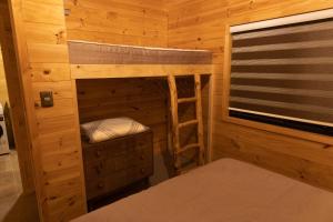 科伊艾科Cabañas 2 Hermanos的小屋内设有一间带两张双层床的卧室