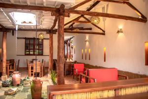巴里查拉Hotel Tierra Roja By MH的一间餐厅,房间内设有红色的椅子和桌子