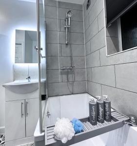 Enfield LockCosy Contemporary Apartment - Brimsdown, Enfield的带淋浴、盥洗盆和浴缸的浴室
