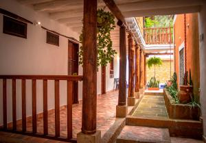 巴里查拉Hotel Tierra Roja By MH的一座有柱子和植物的建筑的空走廊