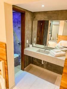 马利西亚斯Villa'l Mare Hotel的一间带水槽和镜子的浴室