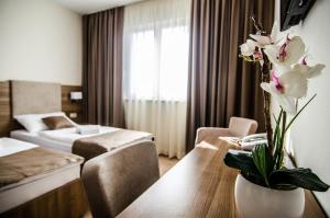 默主歌耶鲁萨别墅公寓的一间酒店客房,配有鲜花桌