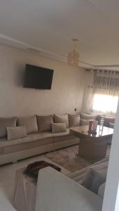 纳祖尔Nador Jadid Hay AL Matar 10 6的客厅配有沙发和桌子