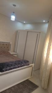 纳祖尔Nador Jadid Hay AL Matar 10 6的一间卧室配有一张床和一个吊灯