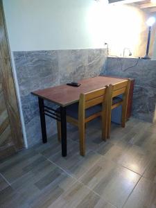 波哥大La Casita de Chocolate 2的木桌和长凳