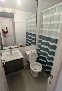伊基克ALTOS DE HUAYQUIQUE的浴室配有卫生间、盥洗盆和淋浴。