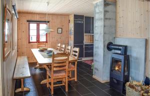 高尔Stunning Home In Gol With Sauna的一间带桌子和燃木炉的用餐室