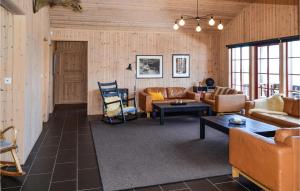 高尔Stunning Home In Gol With Sauna的带沙发、椅子和桌子的客厅