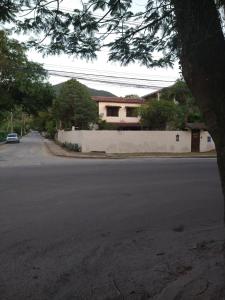 尼泰罗伊Casa em Itaipu的一条空的街道,有白色的墙壁和房子