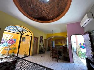 卡波圣卢卡斯Sofia Hostel Cabo的用餐室以及带圆形天花板的厨房。