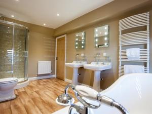 纳尔斯伯勒阿肯戴尔蓝色钟塔酒店的一间带两个盥洗盆和卫生间的浴室
