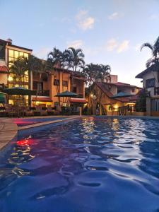 马利西亚斯Villa'l Mare Hotel的一座大型游泳池,位于拥有建筑的度假胜地