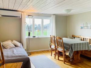 TämtaHoliday home BREDARED的一间卧室配有桌子、床和窗户