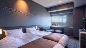 东京La Vista Tokyo Bay的一间设有大床和窗户的酒店客房