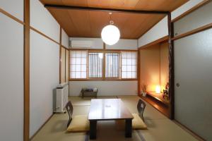 京都Kyo KOZO Kitano Tenjin - Vacation STAY 89906的一间空房,配有桌椅
