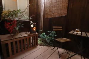 京都Kyo KOZO Kitano Tenjin - Vacation STAY 89906的阳台配有桌子和长凳植物